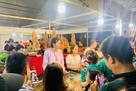 Sao Việt khiến cả khu chợ náo loạn