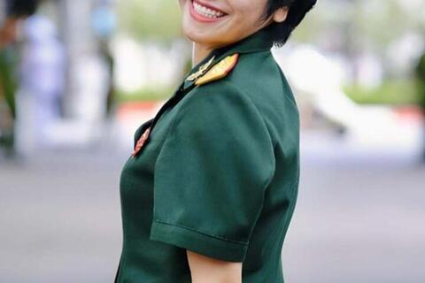 Nữ NSND mang hàm Đại tá, có bằng tiến sĩ, hiện là Giám đốc nhà hát