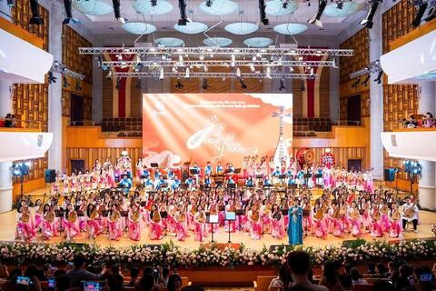 Học viện Âm nhạc Quốc gia Việt Nam đón nhận Kỷ lục Việt Nam với số người trình diễn đàn Tỳ bà nhiều nhất