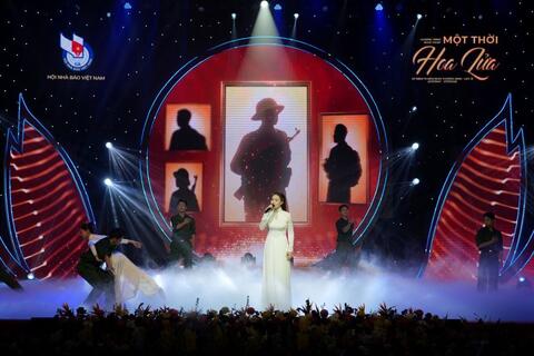 Quán quân Sao Mai 2017 - Thu Thủy xúc động hát “Hàng bia trắng” tri ân các anh hùng liệt sĩ