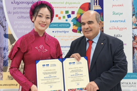 Sao Mai Huyền Trang nhận danh hiệu “Nghệ sĩ tiên phong gìn giữ và phát huy âm nhạc dân gian 2026” tại Hy Lạp