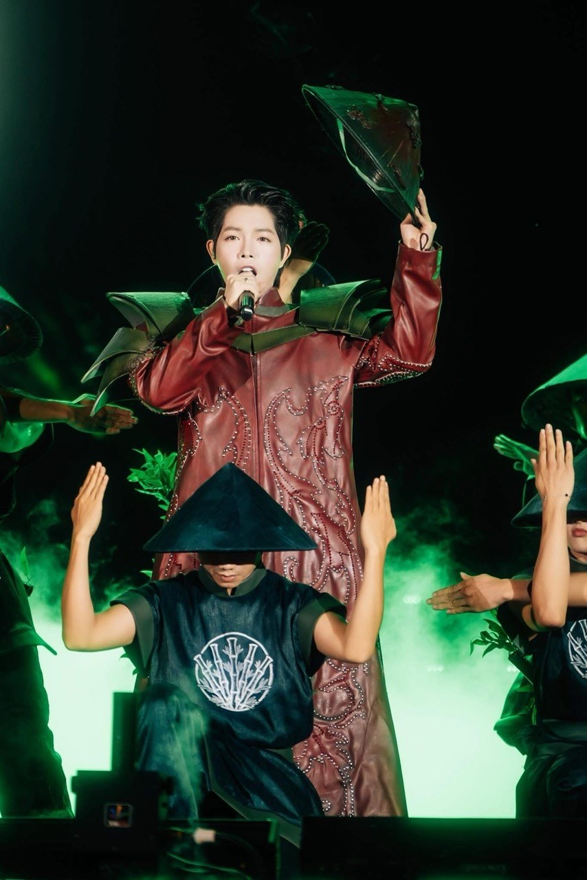 Tùng Dương, Noo Phước Thịnh, Đức Phúc và Phương Mỹ Chi thăng hoa cùng đêm nhạc Hạ Long - ảnh 3