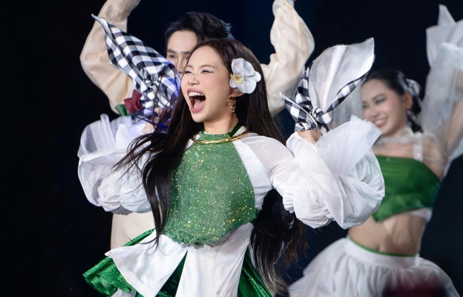 Tùng Dương, Noo Phước Thịnh, Đức Phúc và Phương Mỹ Chi thăng hoa cùng đêm nhạc Hạ Long - ảnh 4