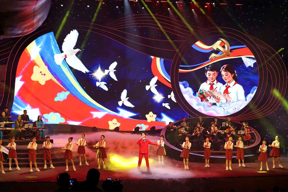 “Với Đảng vẹn toàn niềm tin yêu” - Hành trình cảm xúc từ cội nguồn đến khát vọng thời đại - ảnh 9