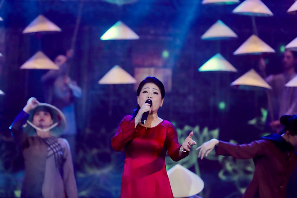 Toàn cảnh chương trình nghệ thuật “Sáng mãi tên Người“ - ảnh 8
