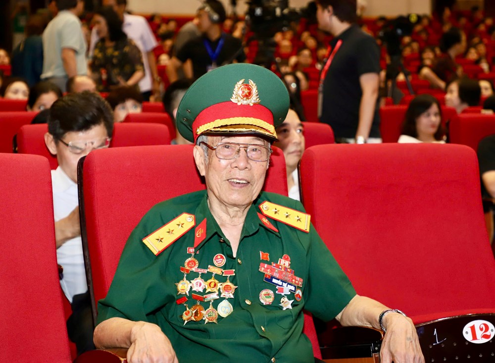 Toàn cảnh chương trình nghệ thuật “Sáng mãi tên Người“ - ảnh 19