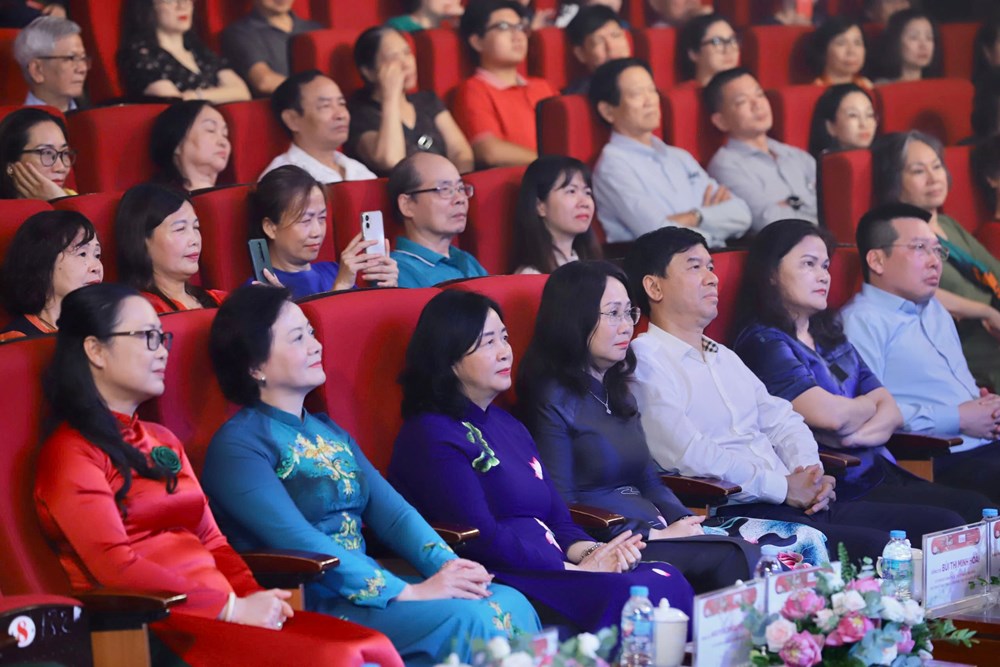 Toàn cảnh chương trình nghệ thuật “Sáng mãi tên Người“ - ảnh 4