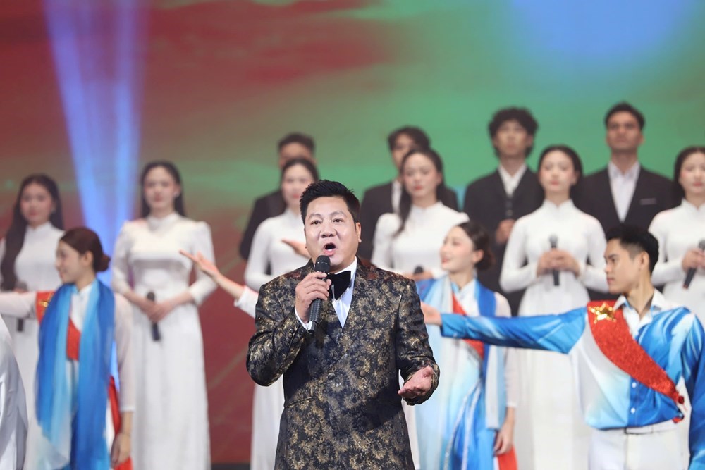 Báo chí dành lời khen cho chương trình nghệ thuật “Sáng mãi tên Người”  - ảnh 4