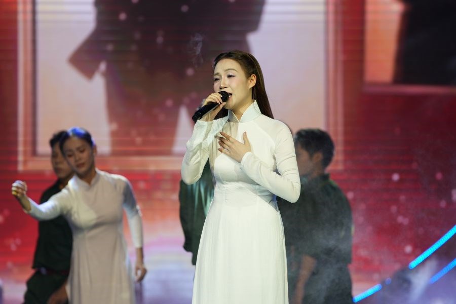 Quán quân Sao Mai 2017 - Thu Thủy xúc động hát “Hàng bia trắng” tri ân các anh hùng liệt sĩ - ảnh 2