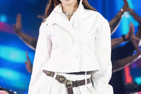 Hòa Minzy quá giống Mỹ Tâm