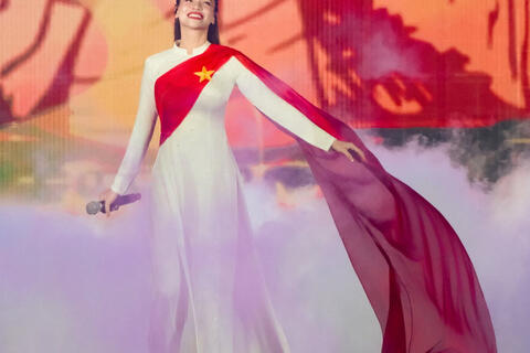 Hồ Ngọc Hà xin lỗi khán giả ngoài đường