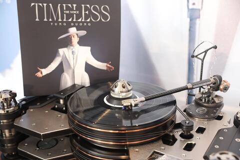 Tùng Dương và hành trình đối thoại với những tình khúc bất hủ