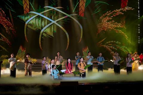 Thục Trang Sachi gây ấn tượng tại “Xuân Quê hương 2026” với “Hạt gạo làng ta”