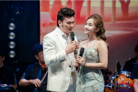 Khánh An hát cải lương cùng NSƯT Kim Tiểu Long, được ông nội cổ vũ
