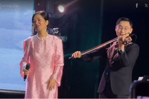 Con trai Hà Kiều Anh đệm đàn cho diva Hồng Nhung