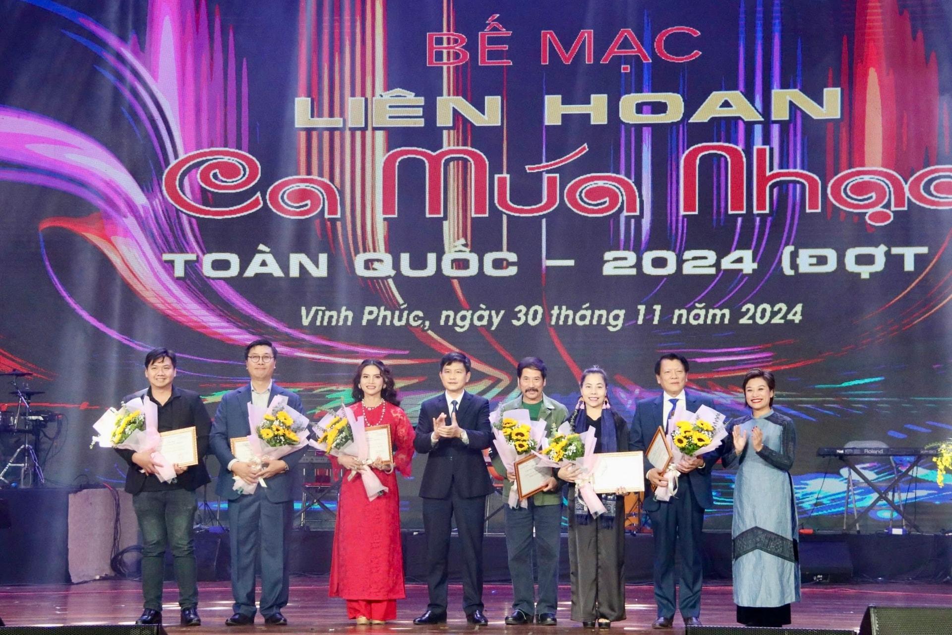 hoi-dong-nghe-thuat-cmn.jpg