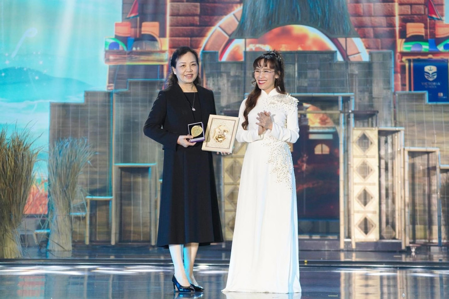 TS Nguyễn Thị Phương Thảo gửi lời chúc mừng chân thành và trân trọng nhất đến TS Ngô Phương Lan. 6.jpg