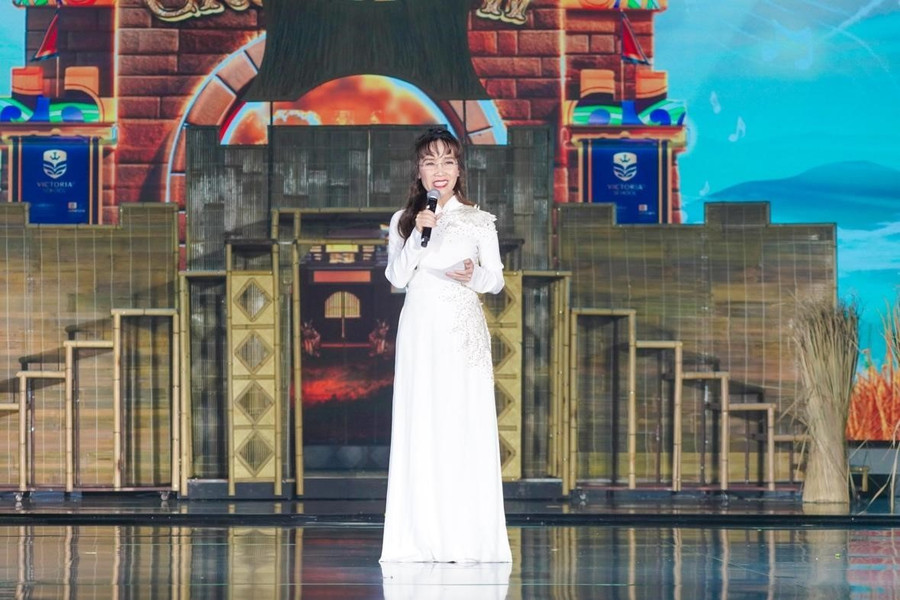 Hai tiết mục do TS. Phương Thảo thể hiện trên sân khấu đã lan tỏa mạnh mẽ tinh thần sáng tạo và khát vọng vươn cao trong đêm diễn. 5.jpg