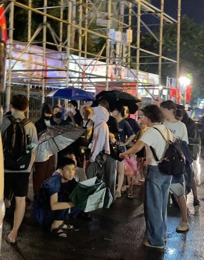 Một nhóm khán giả trước cổng Nhà hát Lớn Hà Nội. Ảnh: Nguyễn Linh