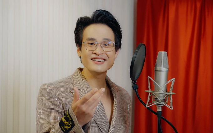 Ca sĩ Hà Anh Tuấn ghi hình khi thu âm ca khúc Nhà tôi có treo một lá cờ. Ảnh: Nhân vật cung cấp