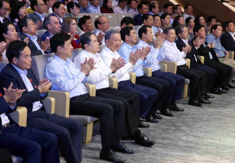 Tổng Bí thư, Chủ tịch nước Tô Lâm dự chương trình nghệ thuật đặc biệt “Tổ quốc trong tim” - ảnh 1